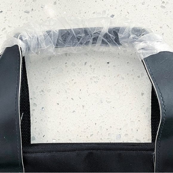 Kenneth Cole New York Black Travel Tote Garment Bag Carry-On 15” with Pouch - Picture 3 of 7